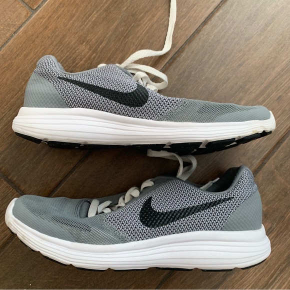 Nike Revolution 3 Unisex Lightweight Sneakers Grey 819413-003 sz 5Y (6.5 Women) - Picture 1 of 9